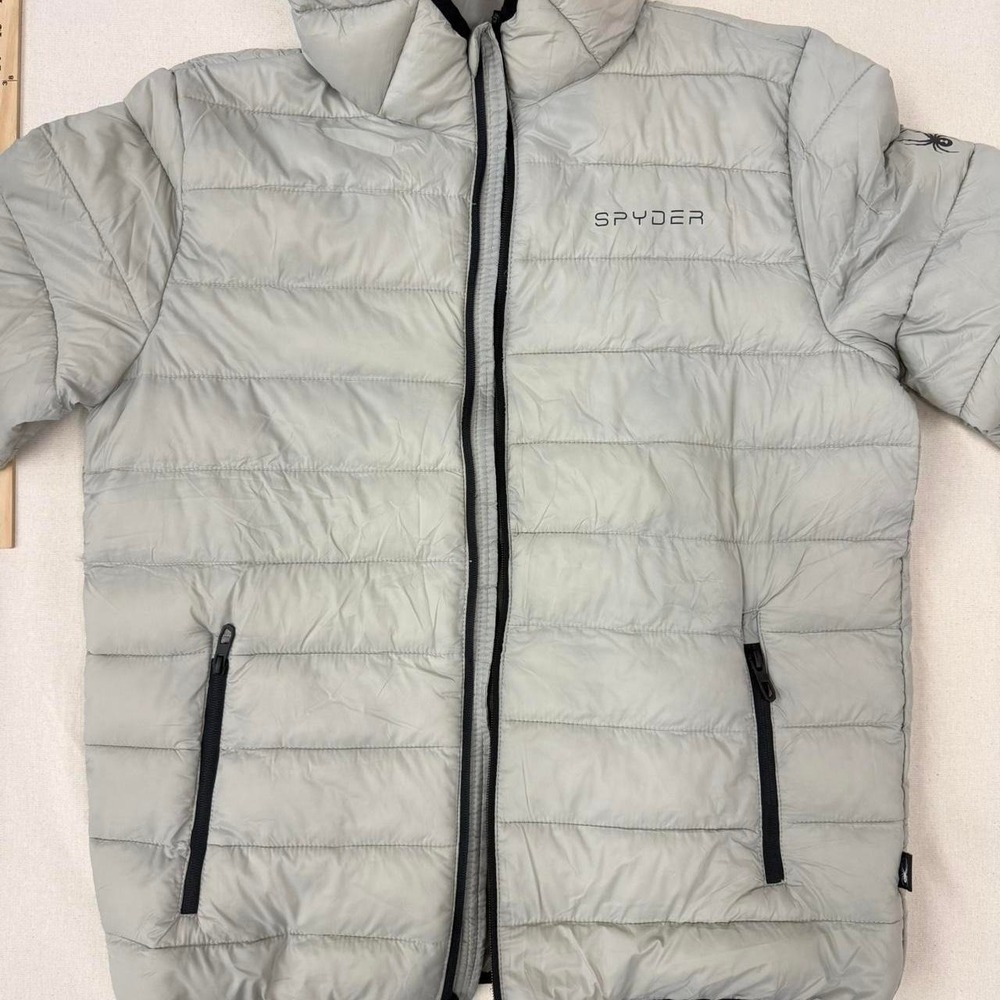New Spyder puffer jacket in stone gray colorway 🕷️